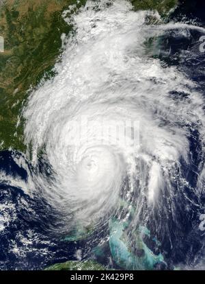 Uragano Matthew passando New Smyrna Beach sulla costa orientale della Florida a mezzogiorno del 7 ottobre 2016, come uragano di categoria 3. Matthew divenne un uragano a nord del Venezuela e della Colombia il 29 settembre, prima di subire un'intensificazione esplosiva, raggiungendo infine l'intensità della categoria 5 il 1 ottobre con venti sostenuti di 1 minuti di picco di 165 mph. Foto Stock