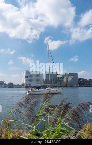 Barca sul fiume IJ, Amsterdam, Paesi Bassi Foto Stock