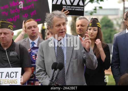 Il senatore statunitense Sherrod Brown (D-Ohio) parla del PACT Act al di fuori del Campidoglio il 7 giugno 2022. Foto Stock