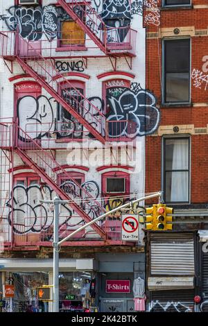 Graffiti art sulla facciata di un vecchio edificio nell'East Village, Manhattan, New York, USA Foto Stock