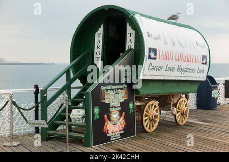 Carovana del carro del Fortune Teller, Vardo con tetto di prua, con consulente di tar card 'Ivor' all'interno della fiera dei divertimenti sul molo del Brighton Palace a Brighton, Regno Unito (131) Foto Stock