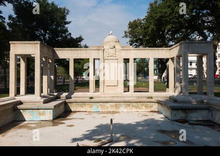 BRIGHTON WAR MEMORIAL, VECCHIA STEINE. Brighton War Memorial su St. James Street, dedicato ai caduti militari di Brighton che sono morti durante la prima guerra mondiale e la seconda guerra mondiale REGNO UNITO. La parte stagno del monumento è asciutta, forse a causa del divieto di tubi in vigore durante l'estate. (131) Foto Stock