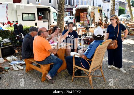 I proprietari di bancarelle del mercato francese che hanno un pranzo al sacco al mercato domenicale a Lavardac nel dipartimento Lot-et-Garonne, nel sud-ovest della Francia Foto Stock