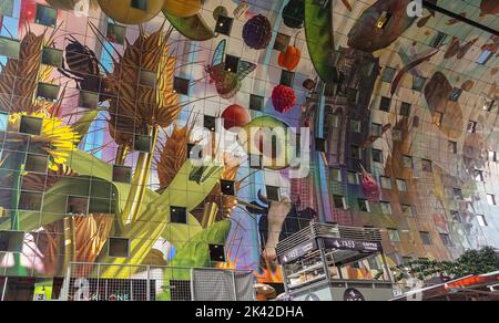 Rotterdam, Paesi Bassi - 11 luglio 2022: Frutta e fiori come soggetto di gigantesca parete laterale colorata del gigante Markthal indoor. Foto Stock