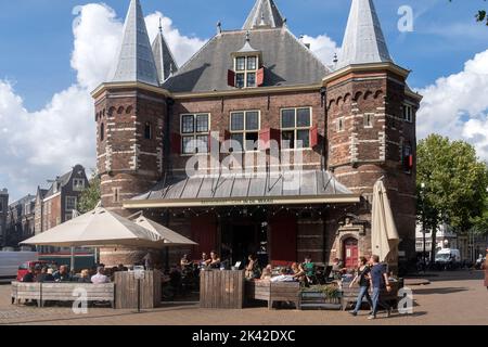 Cade de Waag / The Weigh House, Nieuwmarkt Square, Amsterdam, Paesi Bassi Foto Stock