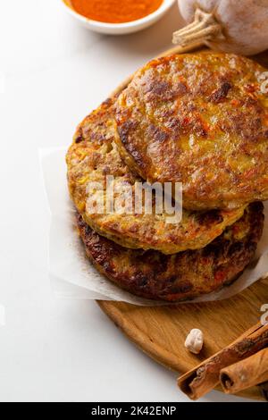 Primo piano della pila di verdure zucca frittelle cibo sano Foto Stock