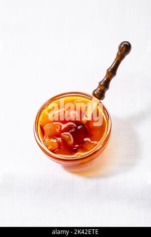 Marmellata di frutta mela cotogna in piccolo recipiente di vetro su superficie leggera Foto Stock