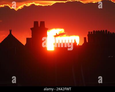 Sheerness, Kent, Regno Unito. 29th Set, 2022. UK Weather: Un tramonto mozzafiato alla fine di una bella giornata di settembre a Sheerness, Kent. Credit: James Bell/Alamy Live News Foto Stock