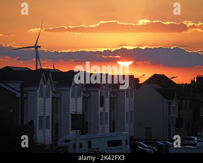 Sheerness, Kent, Regno Unito. 29th Set, 2022. UK Weather: Un tramonto mozzafiato alla fine di una bella giornata di settembre a Sheerness, Kent. Credit: James Bell/Alamy Live News Foto Stock