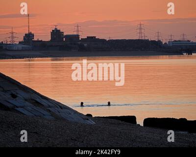 Sheerness, Kent, Regno Unito. 29th Set, 2022. UK Weather: Un tramonto mozzafiato alla fine di una bella giornata di settembre a Sheerness, Kent. Credit: James Bell/Alamy Live News Foto Stock