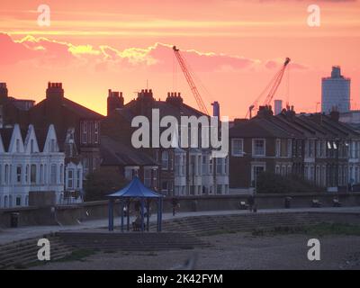 Sheerness, Kent, Regno Unito. 29th Set, 2022. UK Weather: Un tramonto mozzafiato alla fine di una bella giornata di settembre a Sheerness, Kent. Credit: James Bell/Alamy Live News Foto Stock