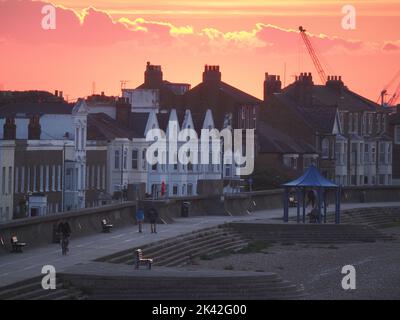 Sheerness, Kent, Regno Unito. 29th Set, 2022. UK Weather: Un tramonto mozzafiato alla fine di una bella giornata di settembre a Sheerness, Kent. Credit: James Bell/Alamy Live News Foto Stock