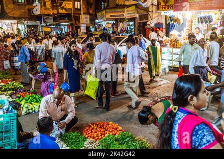 Mumbai, Maharashtra, India : la gente acquista di notte nel trafficato mercato di Mangaldas nel quartiere di Kalbadevi. Foto Stock