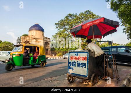 Delhi, India : Un venditore si trova in una rete di stallo succo di lime al 16th ° secolo Sabz Burj ('cupola verde') mausoleo. Una tomba ottagonale situata a Mathura Foto Stock