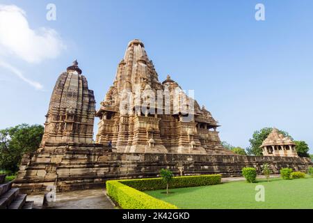 Khajuraho, Madhya Pradesh, India : Tempio di Vishvanatha parte del gruppo occidentale del patrimonio mondiale dell'UNESCO Khajuraho Gruppo di Chandela medievale Foto Stock