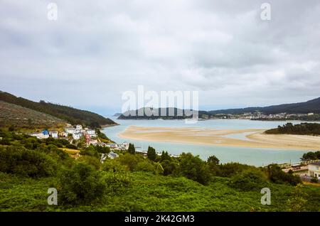 O Barqueiro, provincia di Coruna, Galizia, Spagna : veduta generale della ria e villaggio di o Barqueiro. Foto Stock