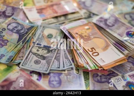 American cash, UK Pound, Euro, ron lei banconote rumene denaro dollari bollette UK Pound background concetto finanziario cash close-up Foto Stock