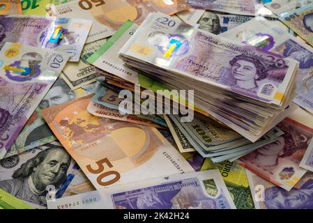 American cash, UK Pound, Euro, ron lei banconote rumene denaro dollari bollette UK Pound background concetto finanziario cash close-up Foto Stock