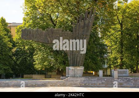 Lubiana, Slovenia-Settembre 4 2022. Monumento alla Rivoluzione in Piazza della Repubblica o Trg Repubblica. Commemora la vittoria dei partigiani jugoslavi nel WW2 Foto Stock