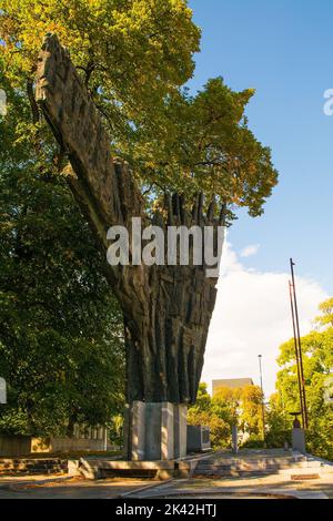 Lubiana, Slovenia-Settembre 4 2022. Monumento alla Rivoluzione in Piazza della Repubblica o Trg Repubblica. Commemora la vittoria dei partigiani jugoslavi nel WW2 Foto Stock