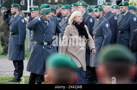 Pasewalk, Germania. 29th Set, 2022. Il tenente colonnello Daniel Andrä, comandante del Battaglione Panzergrenadier 411 e comandante del gruppo di battaglia multinazionale della NATO in Lituania alla rotazione del 11th, E Eva Högl (SPD), commissario tedesco per il Bundestag delle forze armate, cammina sul fronte all'inizio della richiesta di ritorno cerimoniale per dare il benvenuto ai soldati che sono stati dispiegati in Lituania. I 250 uomini e donne del Battaglione Panzergrenadier 411 vicino a Pasewalk hanno contribuito a garantire il fianco orientale della NATO da febbraio. Credit: Bernd Wüstneck/dpa/Alamy Live News Foto Stock