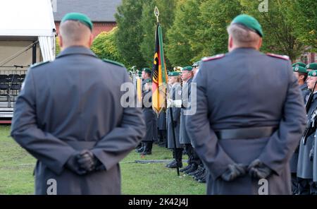 Pasewalk, Germania. 29th Set, 2022. I soldati che sono stati dispiegati in Lituania sono accolti con una richiesta di ritorno cerimoniale. I 250 uomini e donne del Battaglione Panzergrenadier 411 vicino a Pasewalk hanno contribuito a garantire il fianco orientale della NATO da febbraio. Credit: Bernd Wüstneck/dpa/Alamy Live News Foto Stock