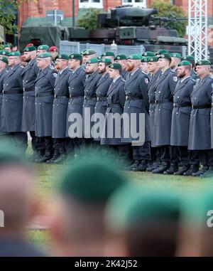 Pasewalk, Germania. 29th Set, 2022. I soldati che sono stati dispiegati in Lituania sono accolti con una richiesta di ritorno cerimoniale. I 250 uomini e donne del Battaglione Panzergrenadier 411 vicino a Pasewalk hanno contribuito a garantire il fianco orientale della NATO da febbraio. Credit: Bernd Wüstneck/dpa/Alamy Live News Foto Stock