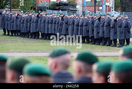 Pasewalk, Germania. 29th Set, 2022. I soldati che sono stati dispiegati in Lituania sono accolti con una richiesta di ritorno cerimoniale. I 250 uomini e donne del Battaglione Panzergrenadier 411 vicino a Pasewalk hanno contribuito a garantire il fianco orientale della NATO da febbraio. Credit: Bernd Wüstneck/dpa/Alamy Live News Foto Stock