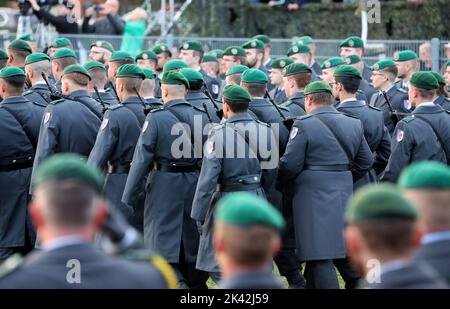 Pasewalk, Germania. 29th Set, 2022. I soldati che sono stati dispiegati in Lituania sono accolti con una richiesta di ritorno cerimoniale. I 250 uomini e donne del Battaglione Panzergrenadier 411 vicino a Pasewalk hanno contribuito a garantire il fianco orientale della NATO da febbraio. Credit: Bernd Wüstneck/dpa/Alamy Live News Foto Stock