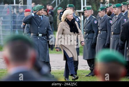 Pasewalk, Germania. 29th Set, 2022. Il tenente colonnello Daniel Andrä, comandante del Battaglione Panzergrenadier 411 e comandante del gruppo di battaglia multinazionale della NATO in Lituania alla rotazione del 11th, E Eva Högl (SPD), commissario tedesco per il Bundestag delle forze armate, cammina sul fronte all'inizio della richiesta di ritorno cerimoniale per dare il benvenuto ai soldati che sono stati dispiegati in Lituania. I 250 uomini e donne del Battaglione Panzergrenadier 411 vicino a Pasewalk hanno contribuito a garantire il fianco orientale della NATO da febbraio. Credit: Bernd Wüstneck/dpa/Alamy Live News Foto Stock