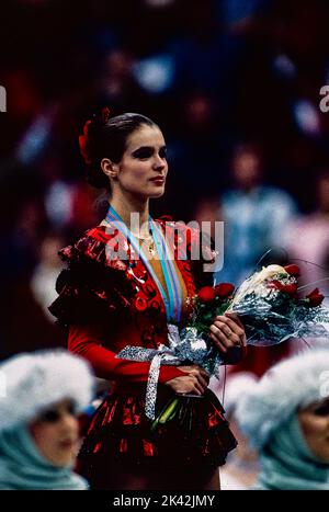 Katarina Witt (GDR) medaglia d'oro e campione olimpico nella Pattinaggio femminile ai Giochi Olimpici invernali del 1988. Foto Stock
