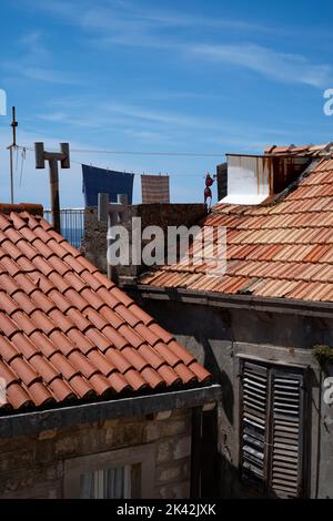 Asciuga i vestiti su una linea di lavaggio sul tetto a Dubrovnik Croazia Foto Stock