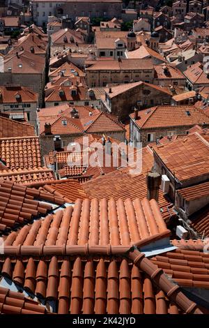 Tetti di tegole rosse della città vecchia Dubrovnik Croazia Foto Stock