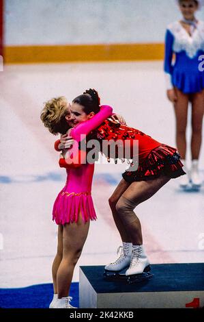 Katarina Witt (GDR) medaglia d'oro e campione olimpico con Elizabeth Manley (CAN) medaglia d'argento nella Ladies Figure Skating ai Giochi Olimpici invernali del 1988. Foto Stock