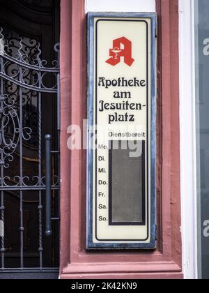 Indicazioni commerciali a Jesuitenplatz, Coblenza, Germania Foto Stock