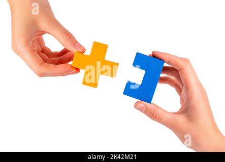 Connessione, concetto di lavoro di squadra. Mani con pezzi di puzzle che collegano due parti corrispondenti. Foto di alta qualità Foto Stock