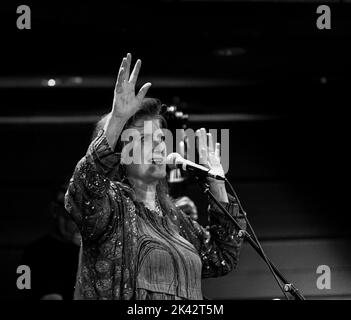 Eddi Reader al Sage Gateshead. Tour del 40th° anniversario. Sadenia 'Eddi' Reader MBE è una cantante-cantautrice scozzese, nota per il suo lavoro come frontoman di Fairground Attraction e per una carriera solista duratura. Ha ricevuto tre Brit Awards. Nel 2003, espone le opere del poeta nazionale scozzese Robert Burns. Regno Unito. Foto Stock