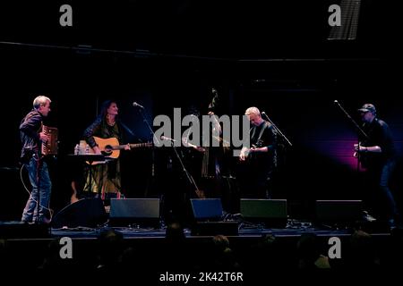 Eddi Reader al Sage Gateshead. Tour del 40th° anniversario. Sadenia 'Eddi' Reader MBE è una cantante-cantautrice scozzese, nota per il suo lavoro come frontoman di Fairground Attraction e per una carriera solista duratura. Ha ricevuto tre Brit Awards. Nel 2003, espone le opere del poeta nazionale scozzese Robert Burns. Regno Unito. Foto Stock