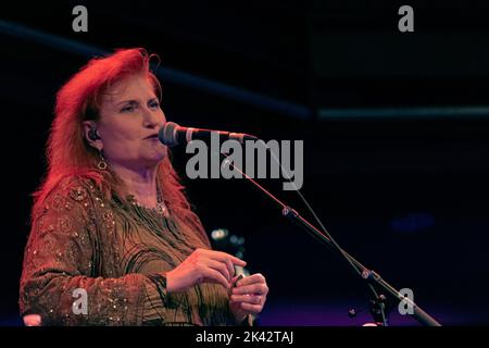 Eddi Reader al Sage Gateshead. Tour del 40th° anniversario. Sadenia 'Eddi' Reader MBE è una cantante-cantautrice scozzese, nota per il suo lavoro come frontoman di Fairground Attraction e per una carriera solista duratura. Ha ricevuto tre Brit Awards. Nel 2003, espone le opere del poeta nazionale scozzese Robert Burns. Regno Unito. Foto Stock