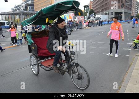 Berlino, Germania - 25 settembre 2022 - Maratona di Berlino - Un risciò in bicicletta sta attraversando il corso della Maratona di Berlino a Potsdamer/Leipziger Platz. (Foto di Markku Rainer Peltonen) Foto Stock