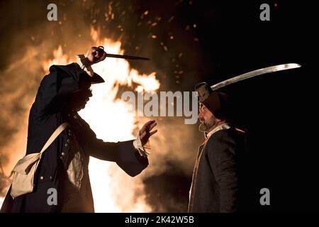 Interpretazione di ufficiale navale inglese del 17th/18th secolo che sventola i pirati Foto Stock