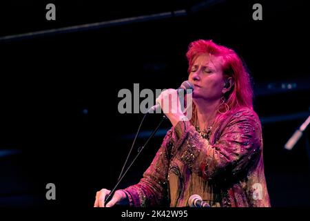 Eddi Reader al Sage Gateshead. Tour del 40th° anniversario. Sadenia 'Eddi' Reader MBE è una cantante-cantautrice scozzese, nota per il suo lavoro come frontoman di Fairground Attraction e per una carriera solista duratura. Ha ricevuto tre Brit Awards. Nel 2003, espone le opere del poeta nazionale scozzese Robert Burns. Regno Unito. Foto Stock