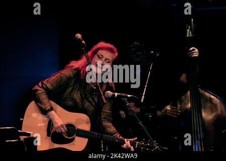 Eddi Reader al Sage Gateshead. Tour del 40th° anniversario. Sadenia 'Eddi' Reader MBE è una cantante-cantautrice scozzese, nota per il suo lavoro come frontoman di Fairground Attraction e per una carriera solista duratura. Ha ricevuto tre Brit Awards. Nel 2003, espone le opere del poeta nazionale scozzese Robert Burns. Regno Unito. Foto Stock