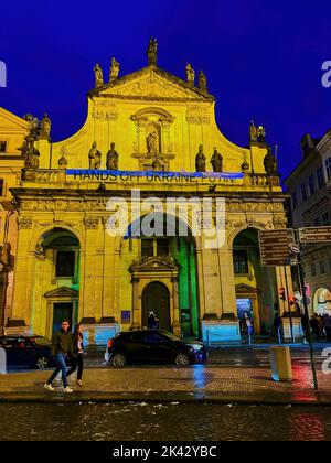 PRAGA, REPUBBLICA CECA - 04 MARZO 2022: La passeggiata notturna nel quartiere di stare Mesto presso la Chiesa di San Salvatore in illuminazione notturna, il 04 marzo a Pr Foto Stock