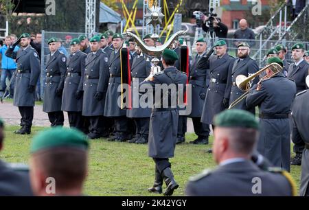 Pasewalk, Germania. 29th Set, 2022. I soldati che sono stati dispiegati in Lituania sono accolti con una richiesta di ritorno cerimoniale. I 250 uomini e donne del Battaglione Panzergrenadier 411 vicino a Pasewalk hanno contribuito a garantire il fianco orientale della NATO da febbraio. Credit: Bernd Wüstneck/dpa/Alamy Live News Foto Stock