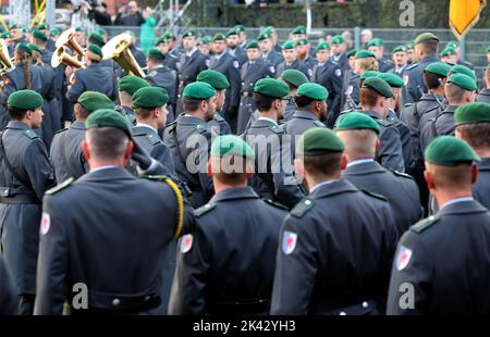 Pasewalk, Germania. 29th Set, 2022. I soldati che sono stati dispiegati in Lituania sono accolti con una richiesta di ritorno cerimoniale. I 250 uomini e donne del Battaglione Panzergrenadier 411 vicino a Pasewalk hanno contribuito a garantire il fianco orientale della NATO da febbraio. Credit: Bernd Wüstneck/dpa/Alamy Live News Foto Stock