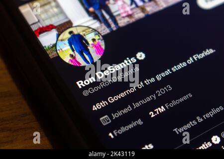 Vancouver, CANADA - Sep 27 2022 : account Twitter di Ron DeSantis su un iPhone. È il governatore della Florida del 46th dal 2019 Foto Stock