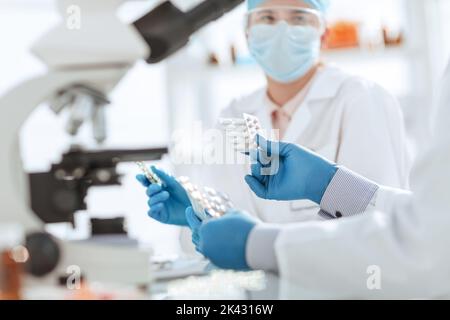 gli scienziati lavorano con campioni di nuovi farmaci in laboratorio. Foto Stock