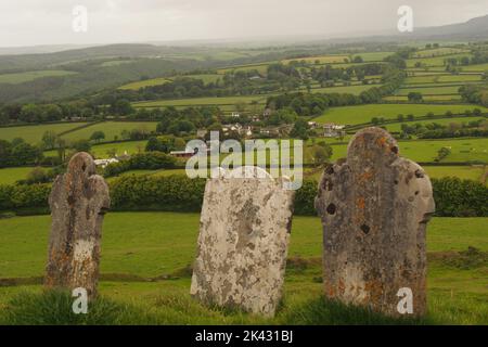 Una vista dalla chiesa di Brentor che guarda attraverso il paesaggio del Devon dalla chiesa di San Michele de Rupe tra le pietre sepolte Foto Stock