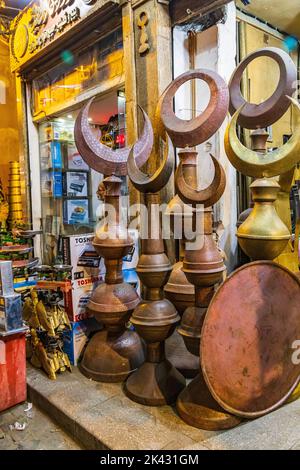 Cairo, Egitto. Febbraio 18, 2022. Lavori decorativi in metallo in un negozio sulla via El Moez nel vecchio Cairo. Foto Stock